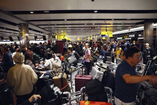 英国航空交通“大瘫痪”余波未平 政府排除网络攻击可能