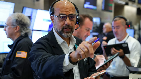 开盘：三大股指齐跌 投资者权衡AI放缓与油价上涨