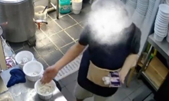 “隔着屏幕都觉得恶心！”一餐饮店员工摸脚后徒手抓丸子，被“明厨亮灶	”监控拍下	，涉事人员已被停职